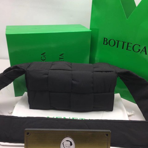 보테가베네타 패딩 테크 카세트백 (내부 패러킷컬러)