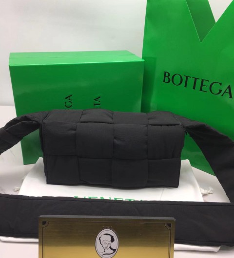 보테가베네타 패딩 테크 카세트백 (내부 패러킷컬러)