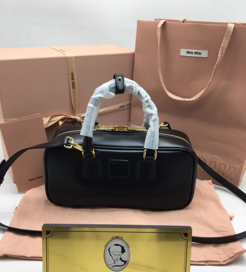 미우미우 miu miu 소프티 패디드 볼링백 미디움