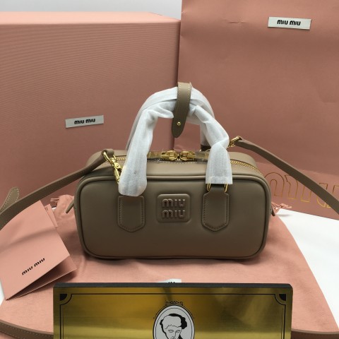 미우미우 miu miu 소프티 패디드 볼링백