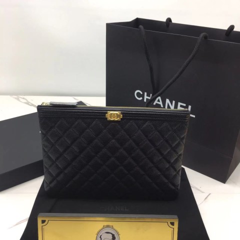 샤넬 보이 캐비어 클러치 28cm