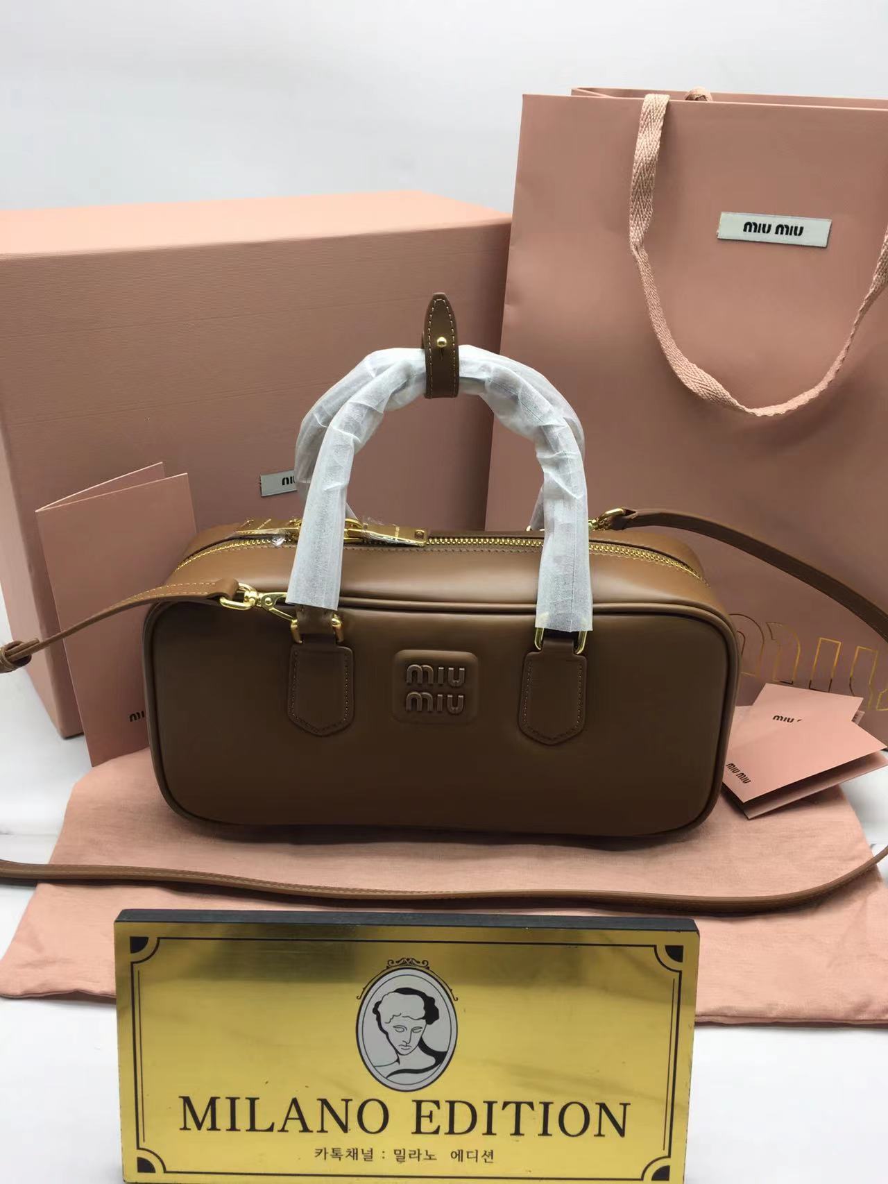미우미우 miu miu 소프티 패디드 볼링백 미디움