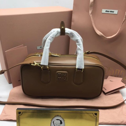 미우미우 miu miu 소프티 패디드 볼링백 미디움