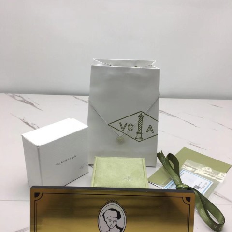 반클리프 앤 아펠 알함브라 목걸이 (V-gold소재) (컬러 실버)
