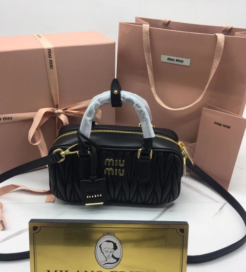 미우미우 miu miu 마테라쎄 볼링백