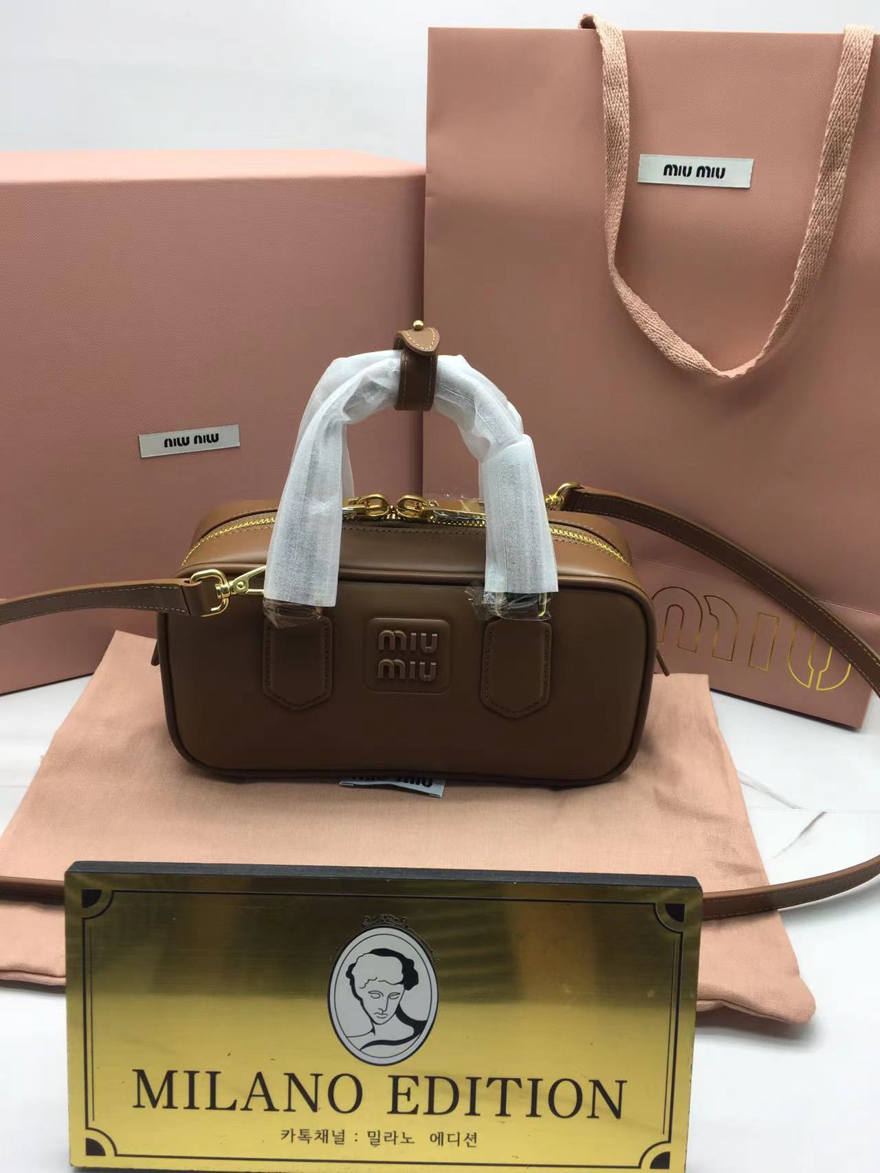 미우미우 miu miu 소프티 패디드 볼링백