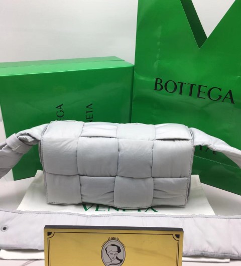 보테가베네타 패딩 테크 카세트백
