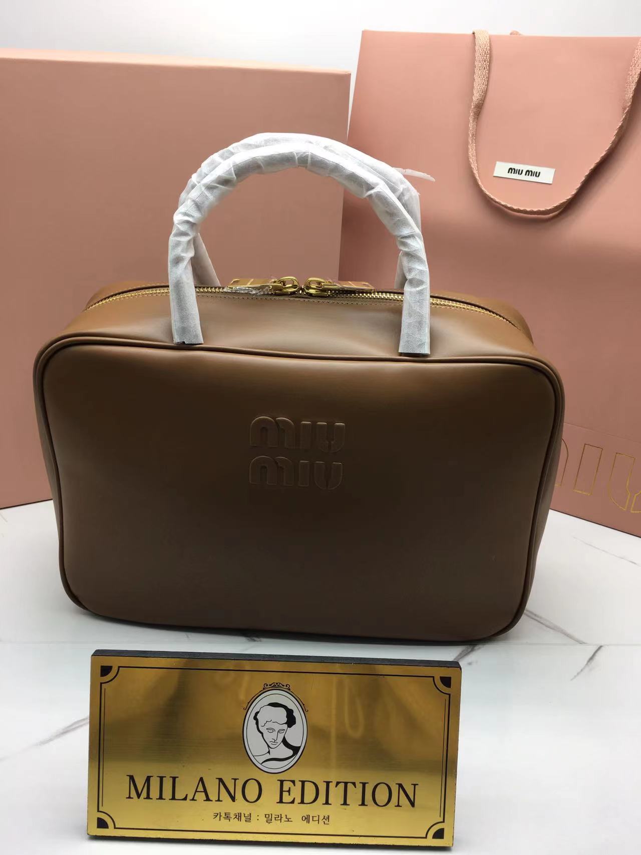 미우미우 miu miu 엠보로고 볼링백