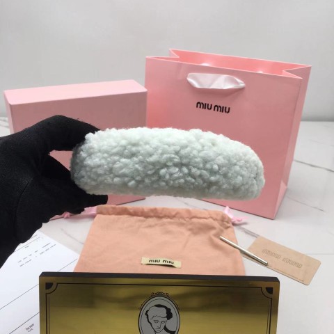 미우미우 시어링 머리띠 (컬러 화이트실버)
