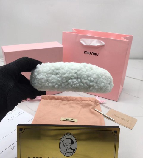 미우미우 시어링 머리띠 (컬러 화이트실버)