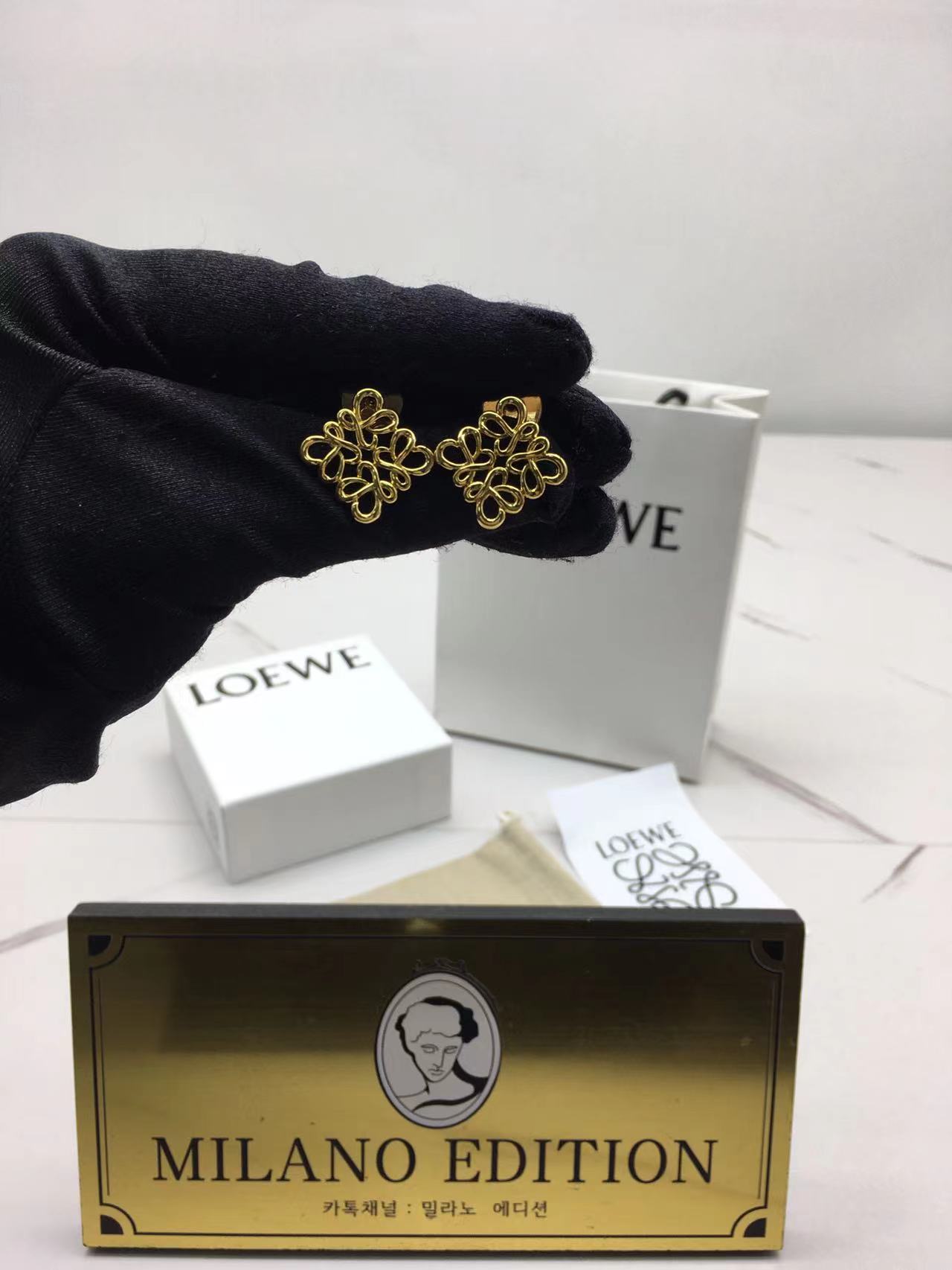 로에베 loewe 애너그램 귀걸이 (컬러 골드)