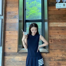 톰브라운 민소매 원피스