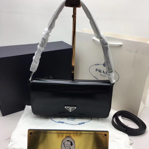 프라다 브러시드 레더 팜므백