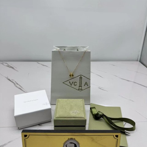 반클리프 알함브라 목걸이 (V-gold소재)