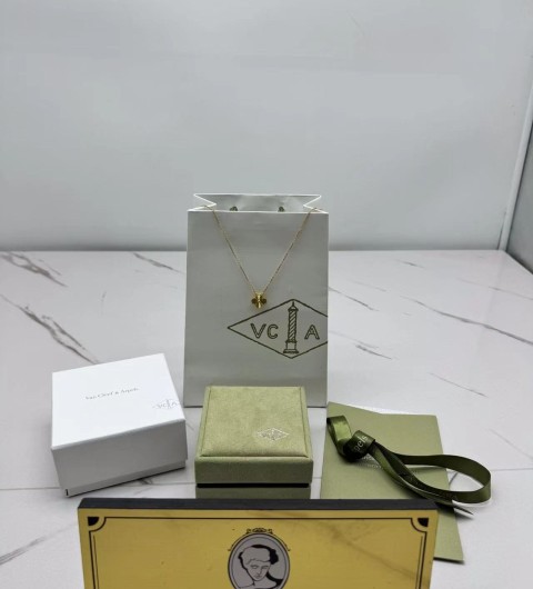 반클리프 알함브라 목걸이 (V-gold소재)