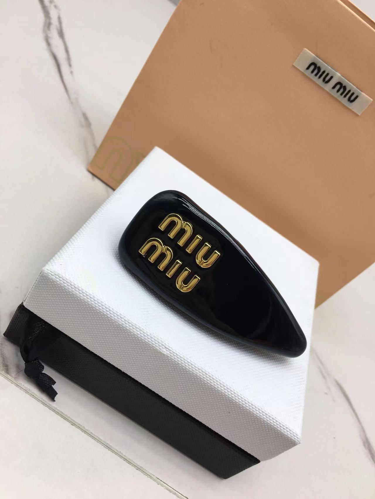 미우미우 헤어핀 (컬러 블랙)