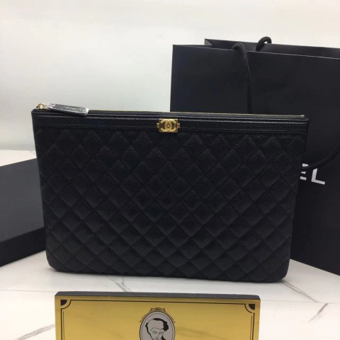샤넬 보이 캐비어 클러치 33cm
