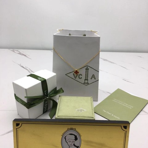 반클리프 매직 알함브라 목걸이 (V-gold소재) (빈티지) (컬러 레드) (줄컬러 옐로우골드)