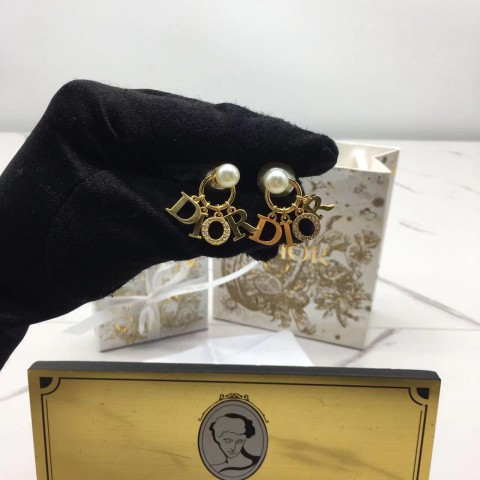 디올 dior 레터링 펄 귀걸이