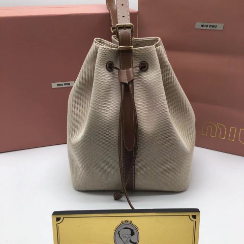 미우미우 캔버스 및 가죽 버킷백 29cm