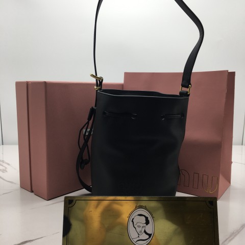미우미우 가죽 버킷백 22.5cm