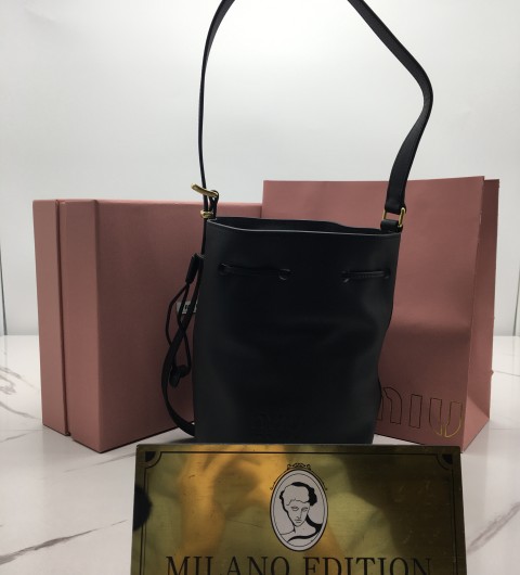 미우미우 가죽 버킷백 22.5cm