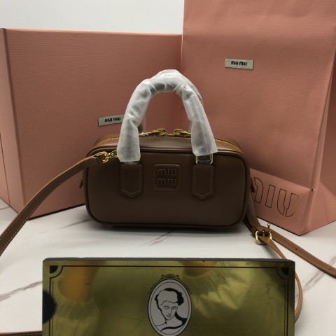 미우미우 miu miu 소프티 패디드 아르카디