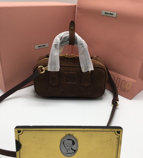 미우미우 miu miu 소프티 패디드 아르카디 (스웨이드)